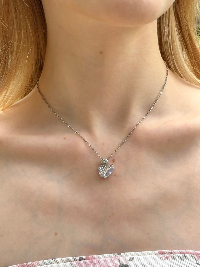 Collier Bal des cygnes sur mannequin
