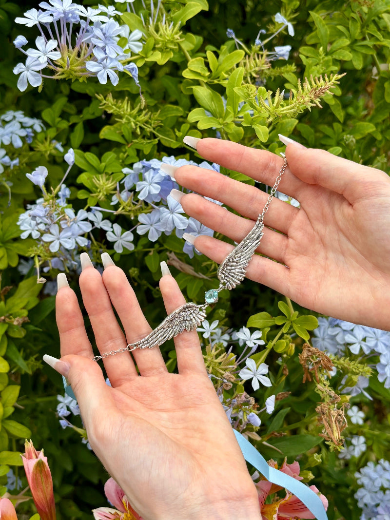 Collier Plume Bal des Cygnes dans les mains