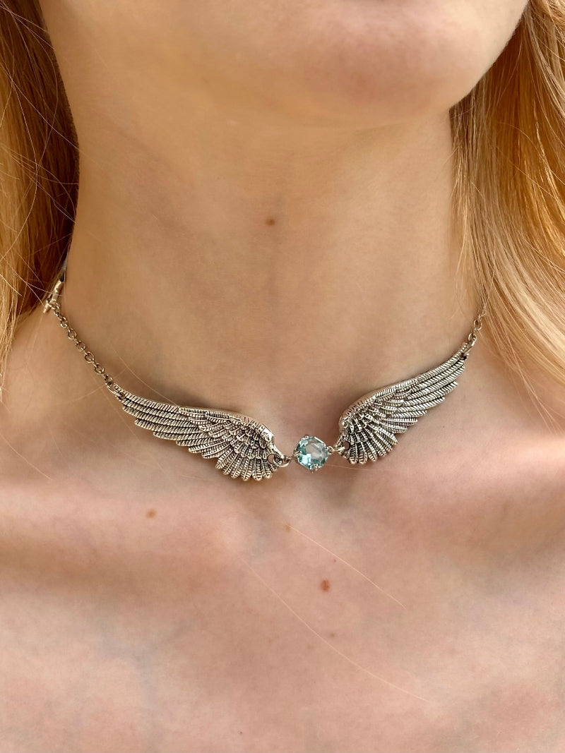 collier plume de la collection bal des cygnes