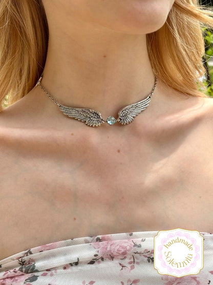 Collier Plume sur modèle