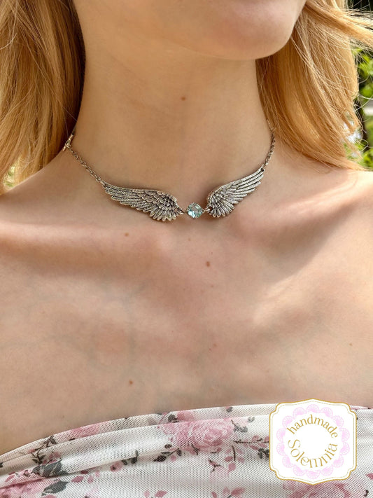 Collier Plume sur modèle